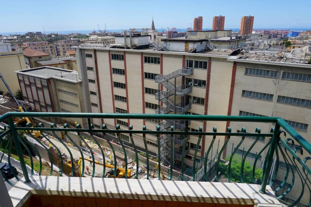 Balcone - Trilocale via dei Landi, 16, Genova (zona Sampierdarena) - foto 1