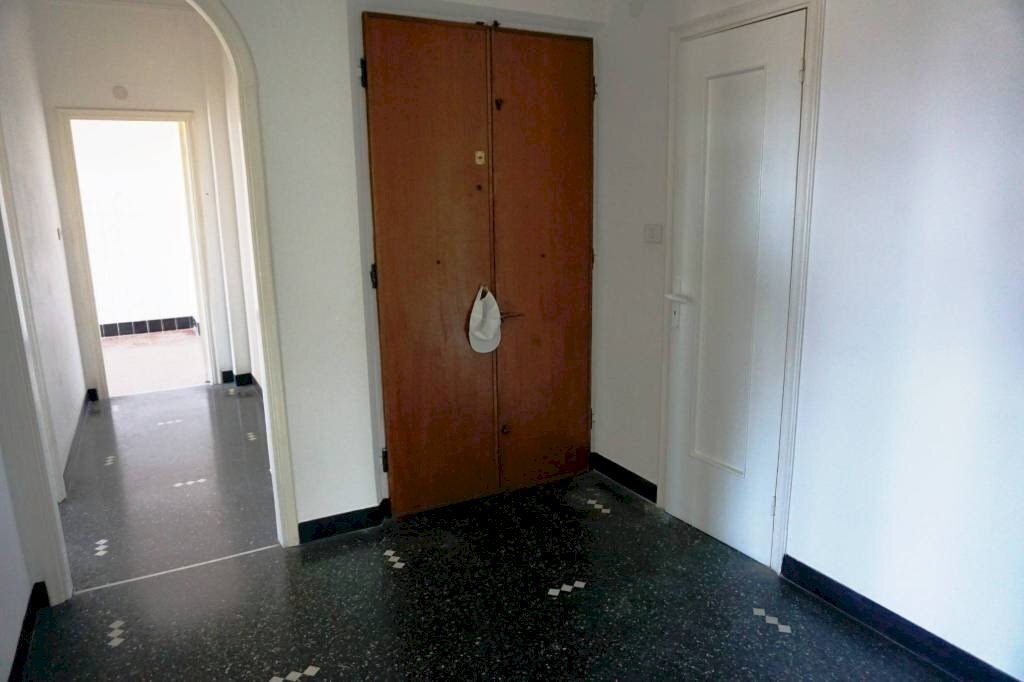 Ingresso - Trilocale via dei Landi, 16, Genova (zona Sampierdarena) - foto 2