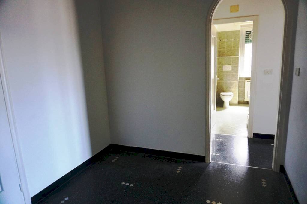 Stanza non arredata - Trilocale via dei Landi, 16, Genova (zona Sampierdarena) - foto 3