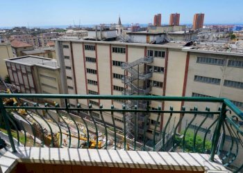 Balcone - Trilocale via dei Landi, 16, Genova (zona Sampierdarena) - foto 1