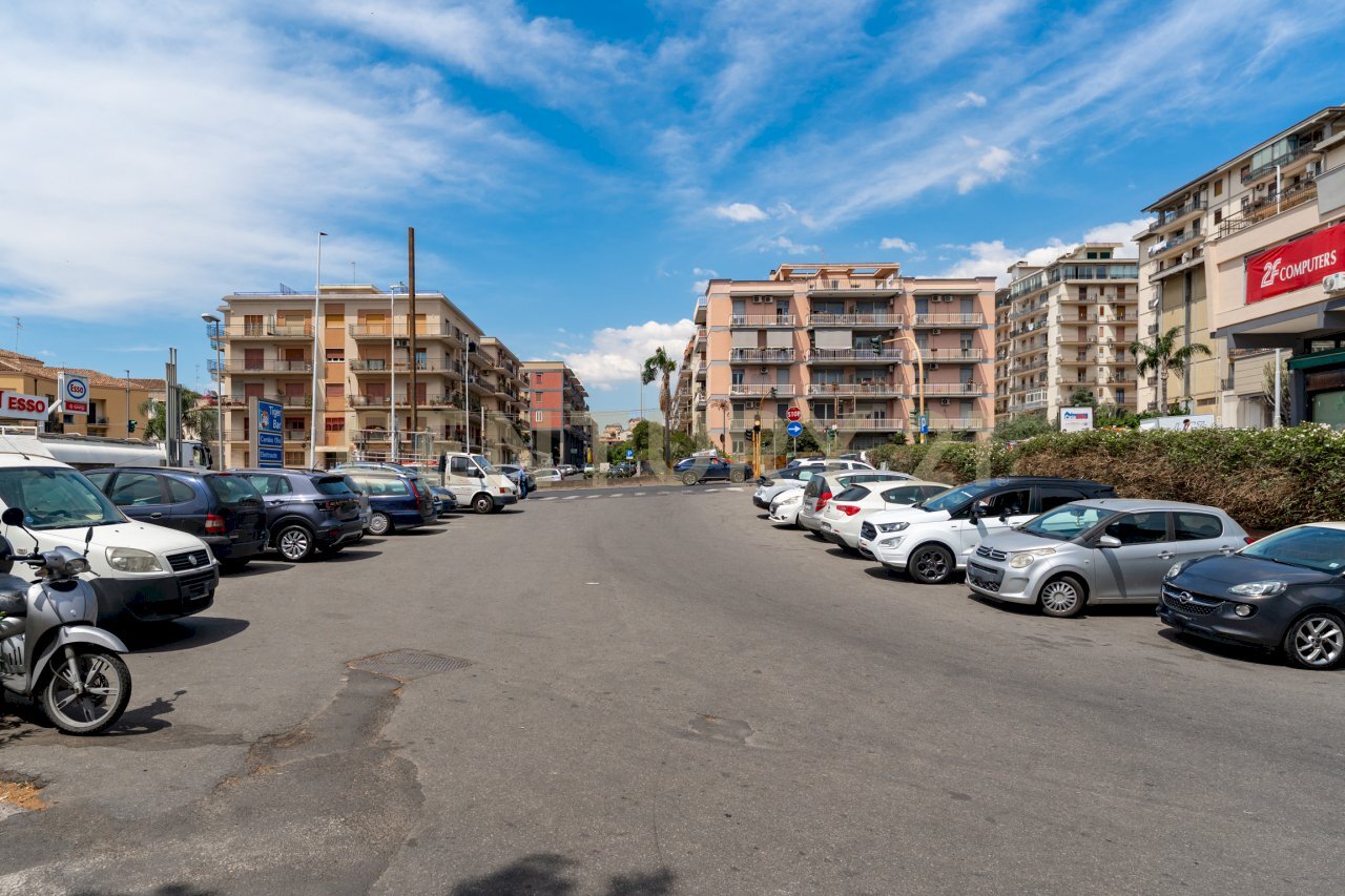 Deposito CT (2) - Locale Commerciale Piazza San Domenico Savio 6, Catania - foto 3