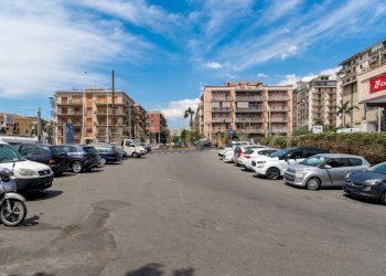 Deposito CT (2) - Locale Commerciale Piazza San Domenico Savio 6, Catania - foto 3