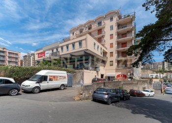 Deposito CT (3) - Locale Commerciale Piazza San Domenico Savio 6, Catania - foto 4