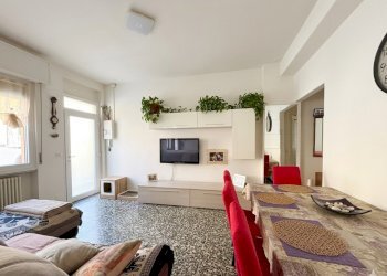Zona giorno con il tavolo - Two-room apartment Via Cortili 6, Como - photo 5