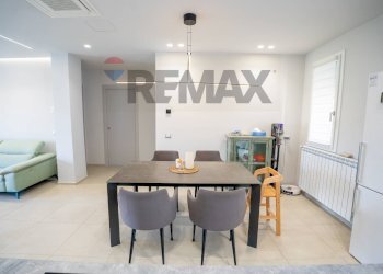 Sala da pranzo - Three-room apartment Viale Mario Rapisardi
 
707, Catania - photo 7