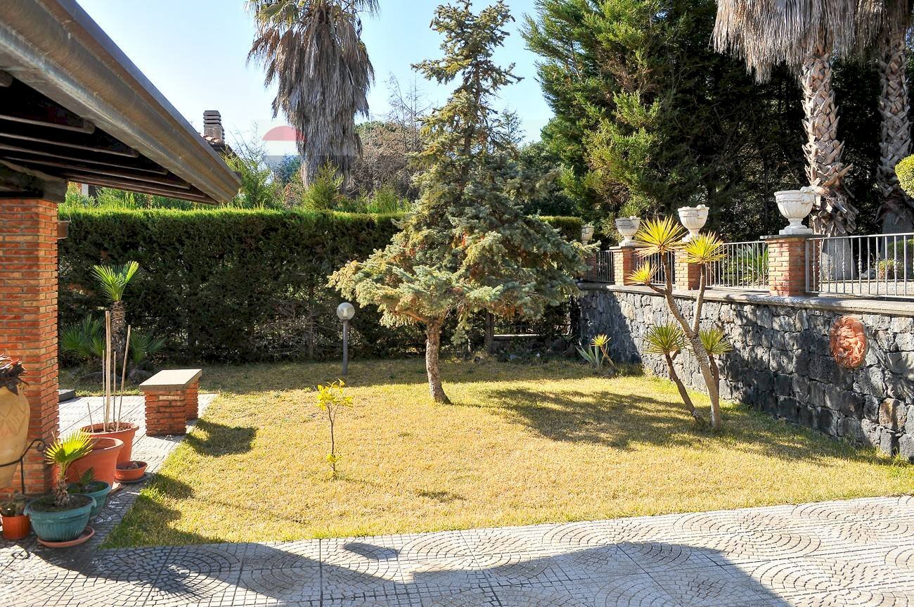 Giardino - Casa semi indipendente Via Guardia Ragala
 
11, Nicolosi - foto 1