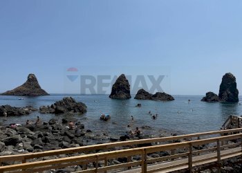 Vista dell\'acqua - Trilocale Lungomare dei Ciclopi
 
107, Aci Castello - foto 26