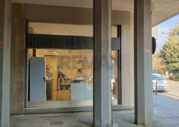 Edificio all\'aperto - Shop Piazza Papa Giovanni XXIII
9, Torre Boldone - photo 3