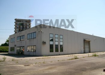 Edificio all\'aperto - Capannone via matteotti
 
5, Dormelletto - foto 1
