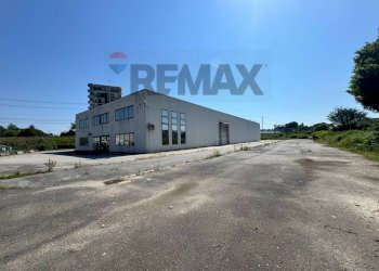 Edificio all\'aperto - Capannone via matteotti
 
5, Dormelletto - foto 9