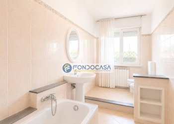 Bagno con vasca - Four-room apartment Viale Monzoni, Carrara - photo 20