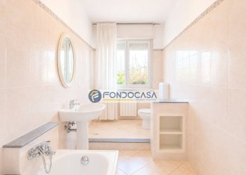 Bagno con vasca - Four-room apartment Viale Monzoni, Carrara - photo 21