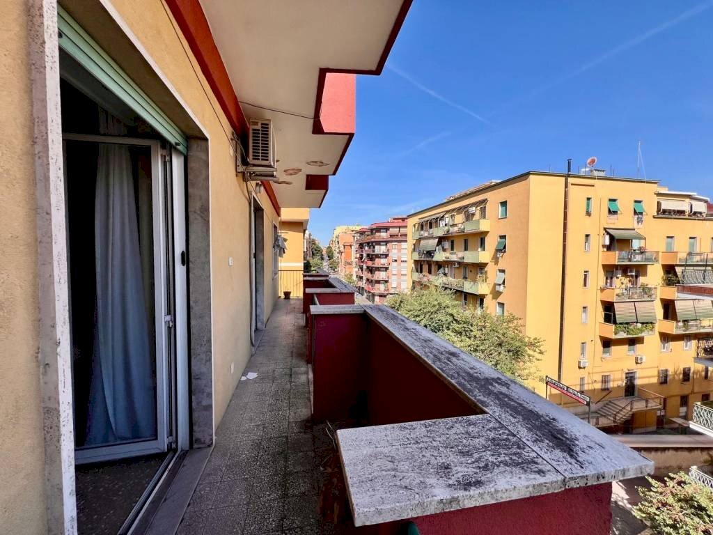 Balcone - Trilocale via Sampiero di Bastelica, Roma (zona Pigneto) - foto 2