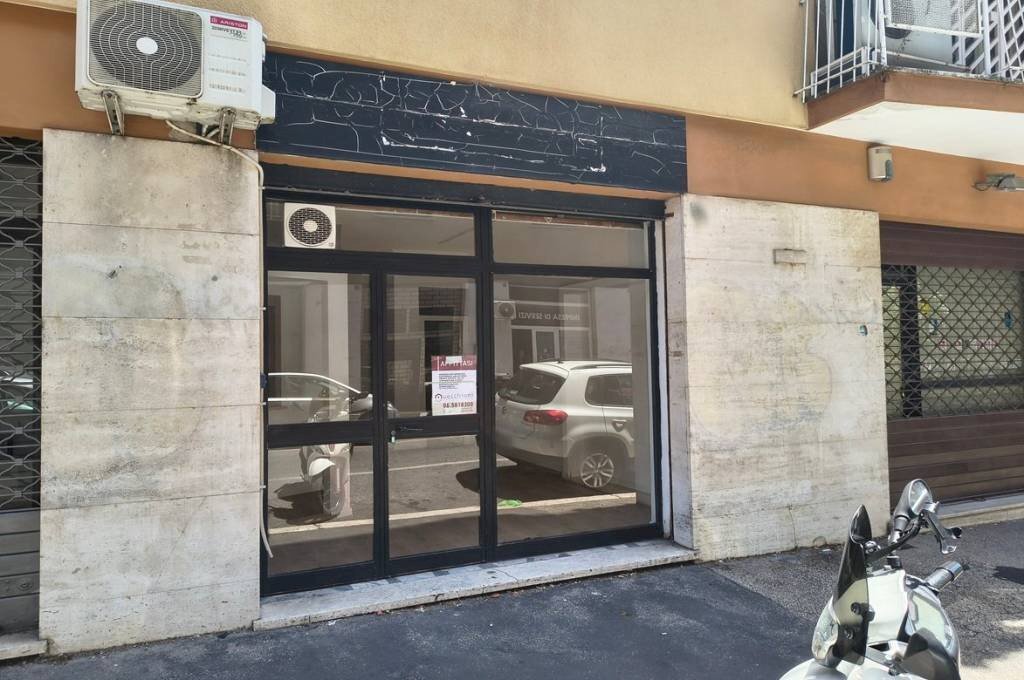 Facciata - Negozio via Basilio Bricci, 15A, Roma - foto 1