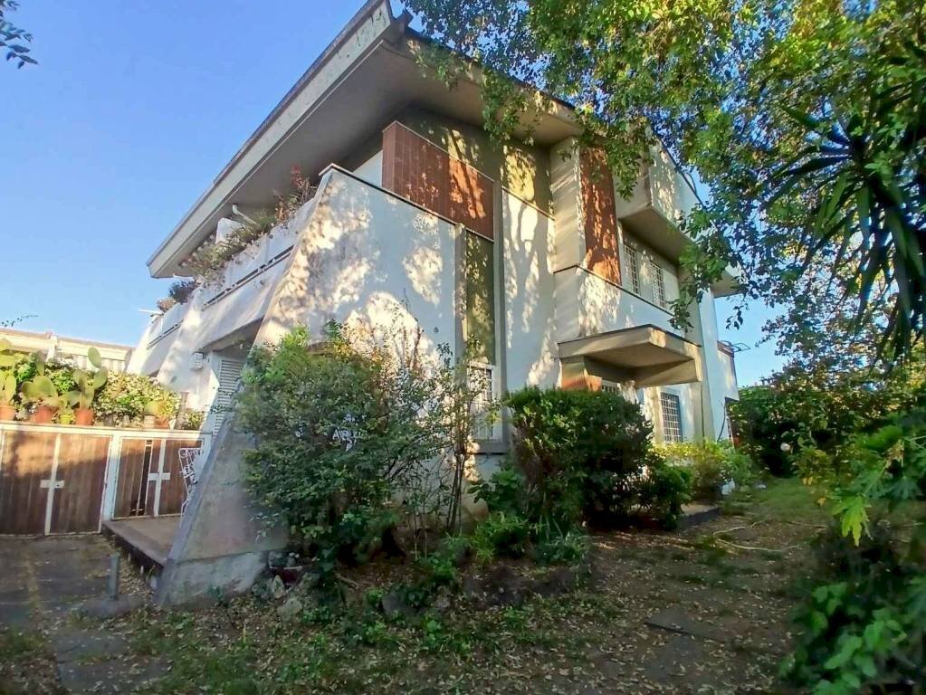 Facciata - Villa via degli Olmi, 2, Anzio - foto 1