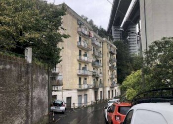 Facciata - Bilocale all'asta via delle Gavette, Genova (zona Staglieno) - foto 1