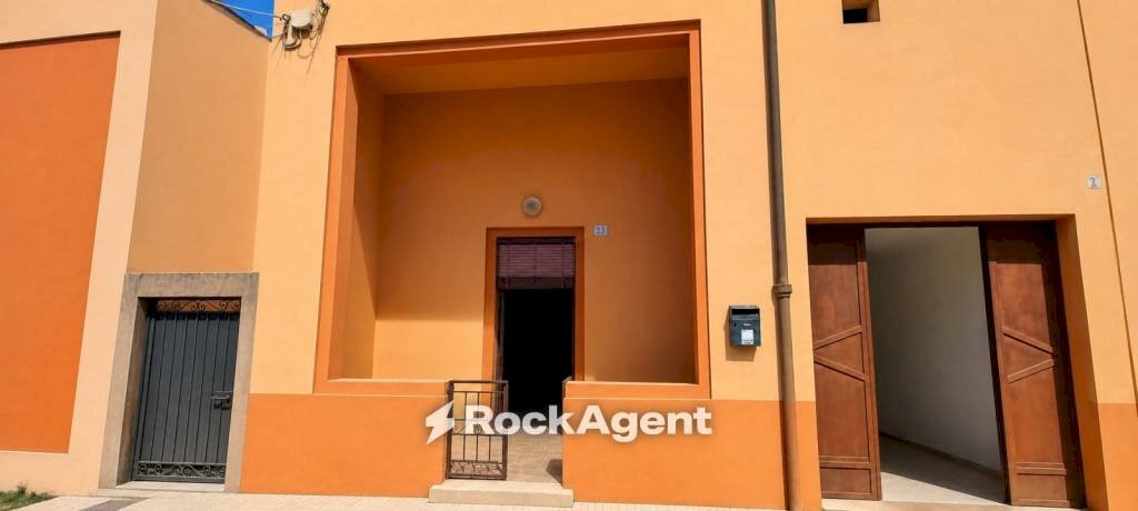 Facciata - Quadrilocale via F. Bandiera, Corte I, Casarano - foto 2