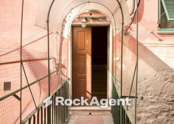 Interno palazzo - Three-room apartment via Leonardo Montaldo, 21, Genova (neighborhood Marassi) - photo 1