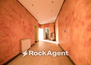 Corridoio - Three-room apartment via Leonardo Montaldo, 21, Genova (neighborhood Marassi) - photo 6