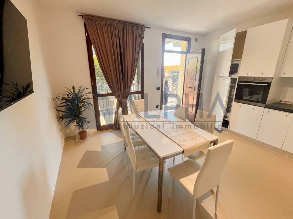 Cucina - Appartamento via del Fabbro, 10, Ravenna (zona San Pietro in Vincoli) - foto 2