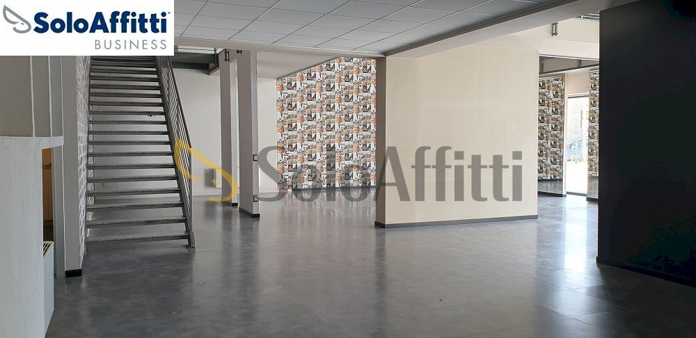 ACCESSO SOPPALCO COMMERCIALE.jpg - Locale Commerciale Via Como 16, Varedo - foto 1