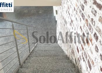 ACCESSO SOPPALCO2.jpg - Locale Commerciale Via Como 16, Varedo - foto 4