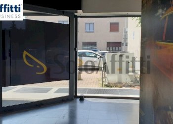 VETRINEB.jpg - Locale Commerciale Via Como 16, Varedo - foto 17