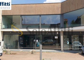 esterno con parcheggio.jpg - Locale Commerciale Via Como 16, Varedo - foto 24