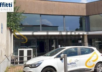esterno con parcheggioA.jpg - Locale Commerciale Via Como 16, Varedo - foto 25