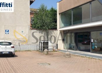 esterno con parcheggioB.jpg - Locale Commerciale Via Como 16, Varedo - foto 26
