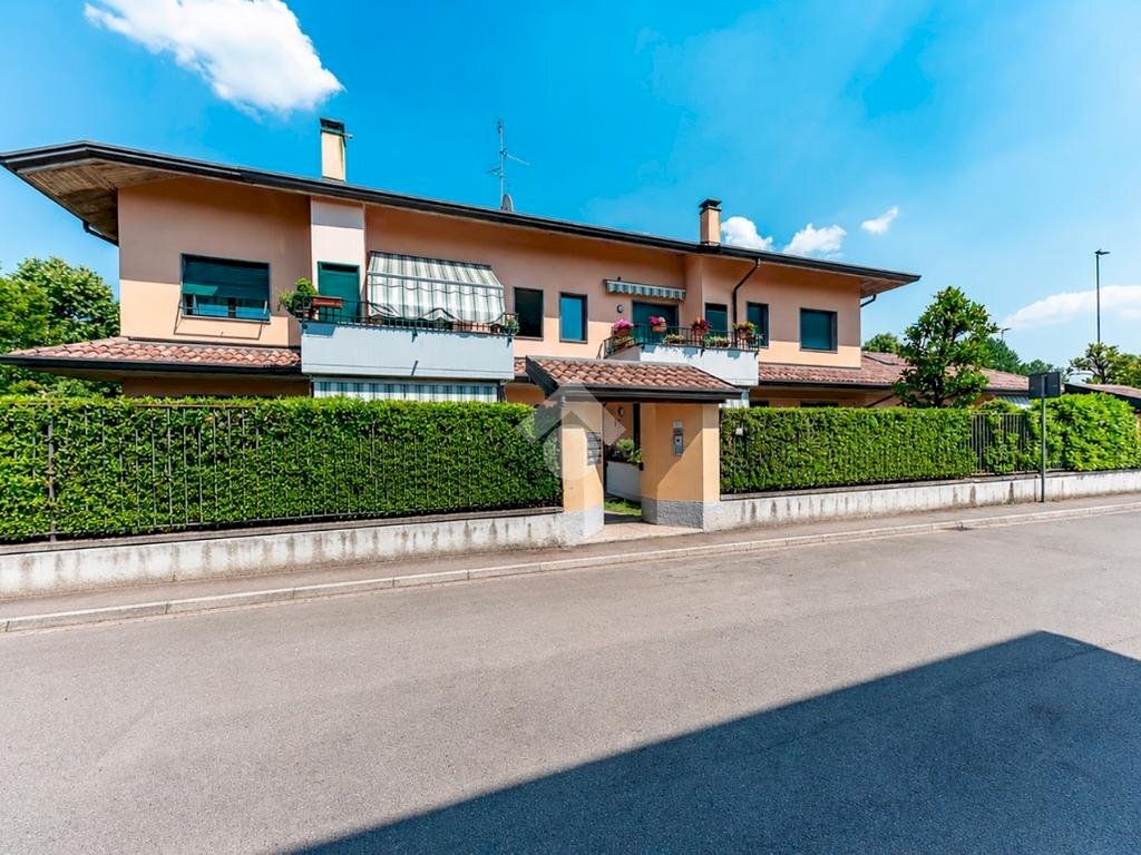 Three-room apartment Via Lazio, Lainate - photo 1