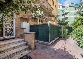 Edificio all\'aperto - Trilocale Via Sartena
18, Roma - foto 2