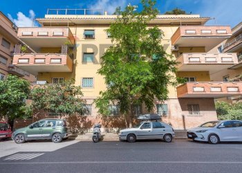 Edificio all\'aperto - Trilocale Via Sartena
18, Roma - foto 27