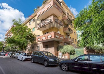 Edificio all\'aperto - Trilocale Via Sartena
18, Roma - foto 28
