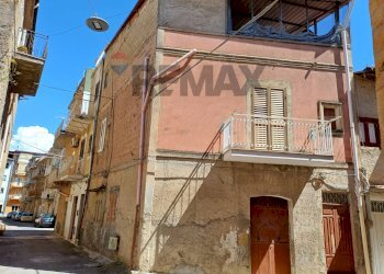 Edificio all\'aperto - Casa indipendente Quintino Sella
 
12, Favara - foto 1