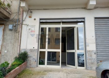 vetrata - Attività Commerciale via Pier Santi Mattarella
30, Favara - foto 1