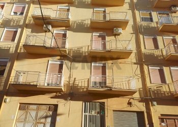 palazzina - Four-room apartment via Adige
 
27, Favara - photo 1
