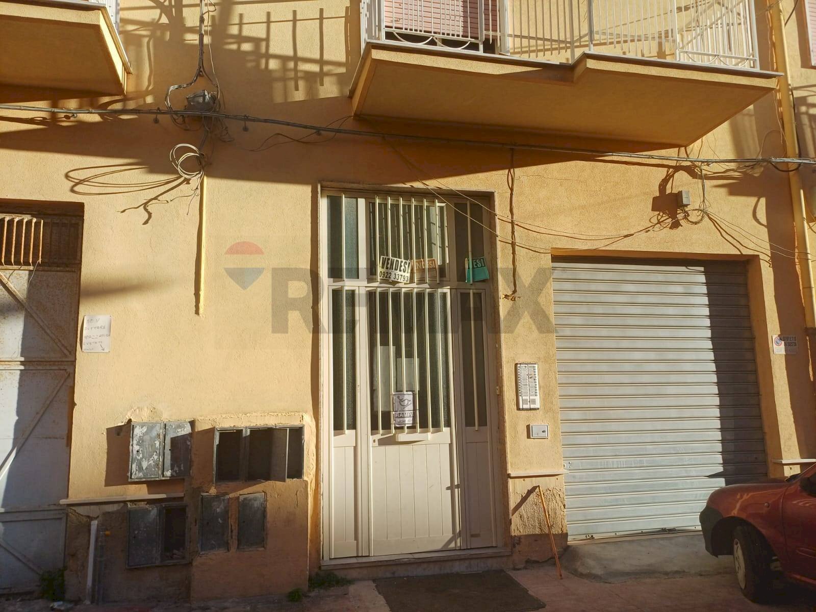 portone d\'ingresso - Four-room apartment via Adige
 
27, Favara - photo 1