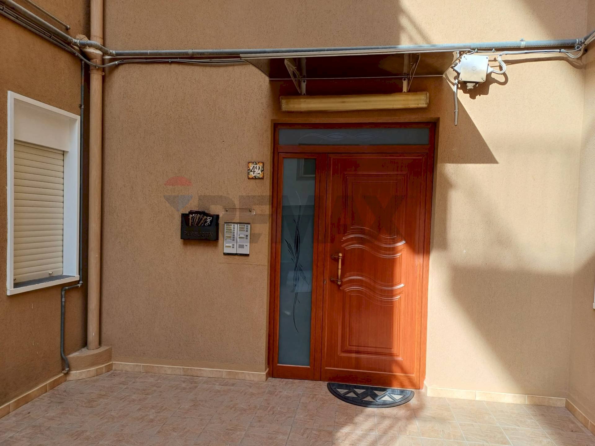 portone  palazzina - Appartamento Vicolo Giuseppe Verdi
 
42, Grotte - foto 2
