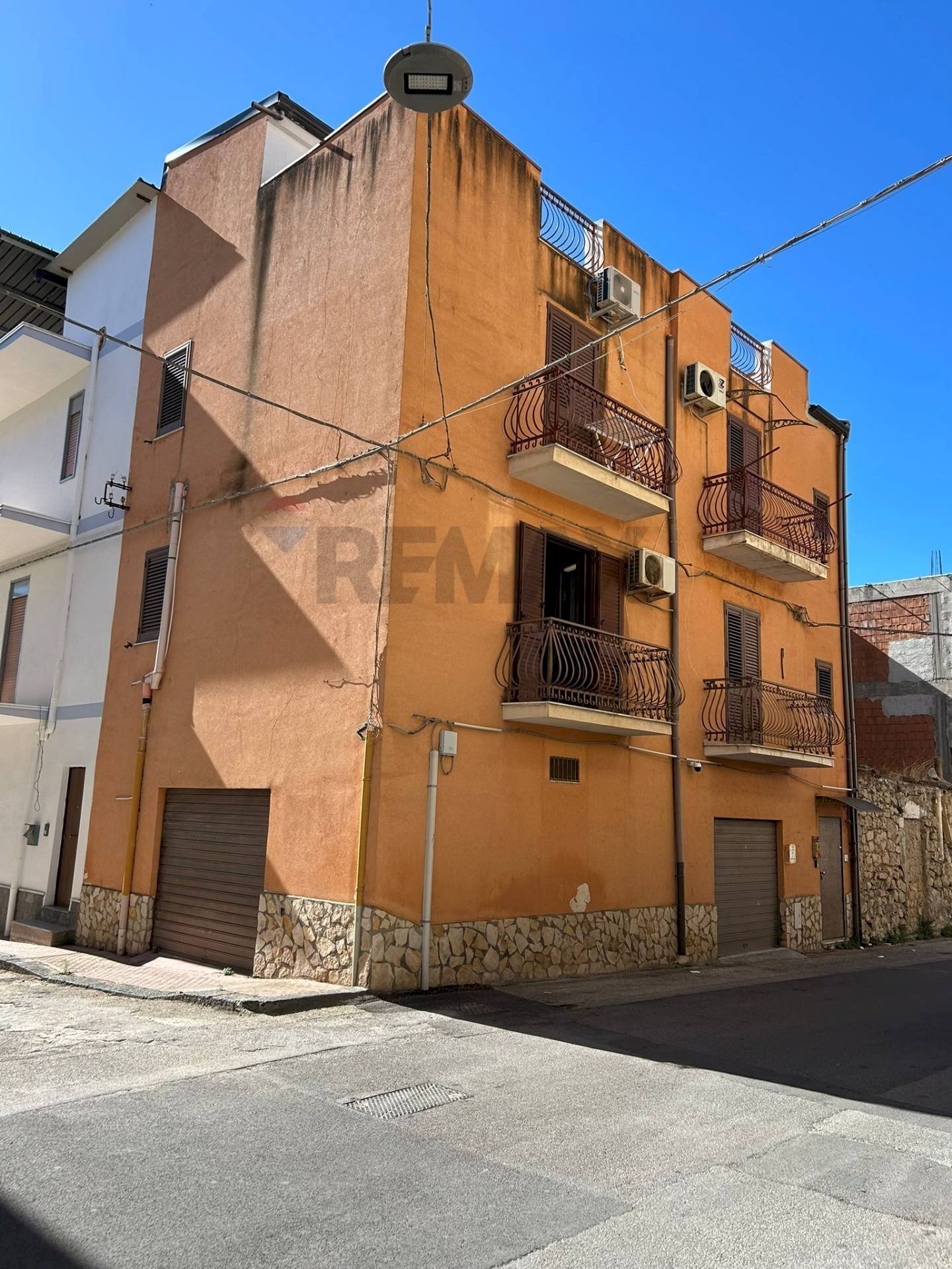 Edificio all\'aperto - Casa indipendente Via Napoleone Colajanni
16, Favara - foto 2