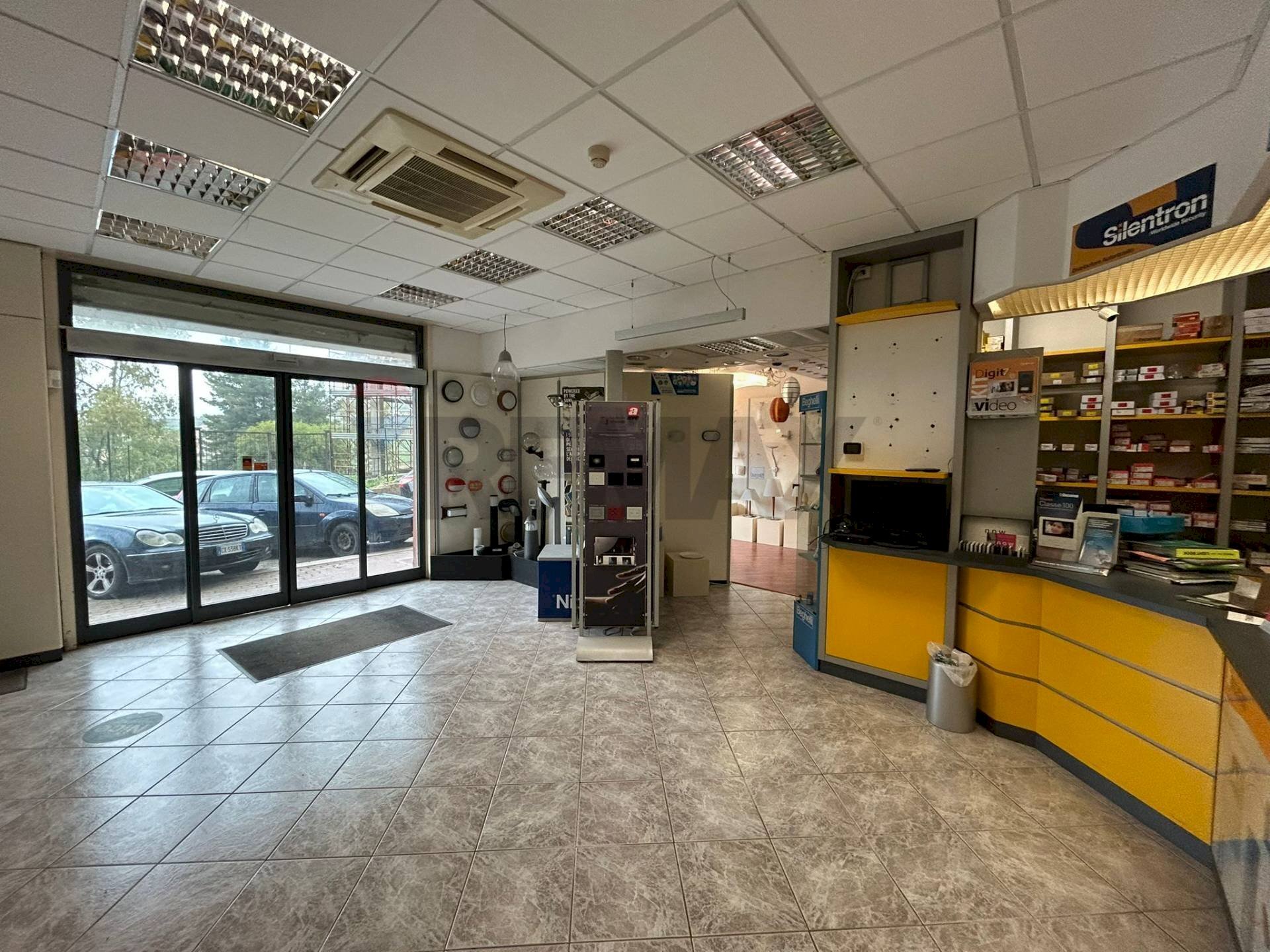 Ricezione / Lobby - Locale Commerciale Viale Aldo Moro
 
233/235, Favara - foto 1