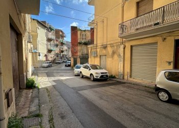vista due vetrine che danno su via Napoli - Locale Commerciale Via Quattro Novembre
 
20, Favara - foto 4