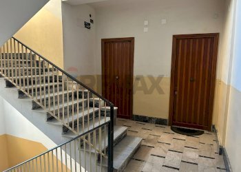 pianerottolo, ingresso appartamento - Trilocale Corso Vittorio Veneto
 
82, Favara - foto 7