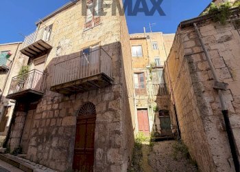 Edificio all\'aperto - Casa indipendente VIA GIAMBATTISTA BONFANTE
23-25-27, Mussomeli - foto 2