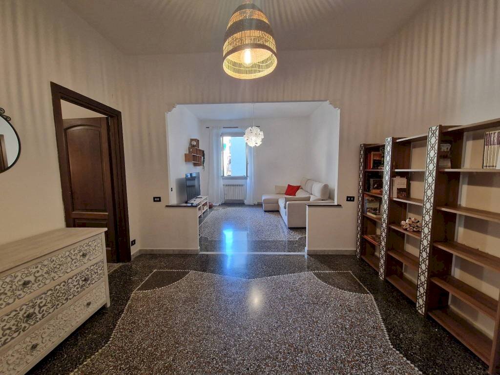 Soggiorno - Four-room apartment via San Luca, 6, Genova (neighborhood Centro Storico) - photo 2