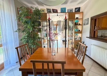 Sala da pranzo - Villa VIA DANTE ALIGHIERI
 
8, Pogno - foto 7