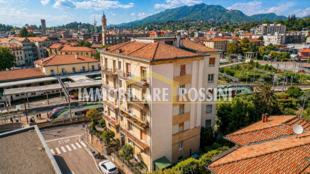Facciata - Trilocale via Michelangelo Buonarroti, 1, Varese - foto 2