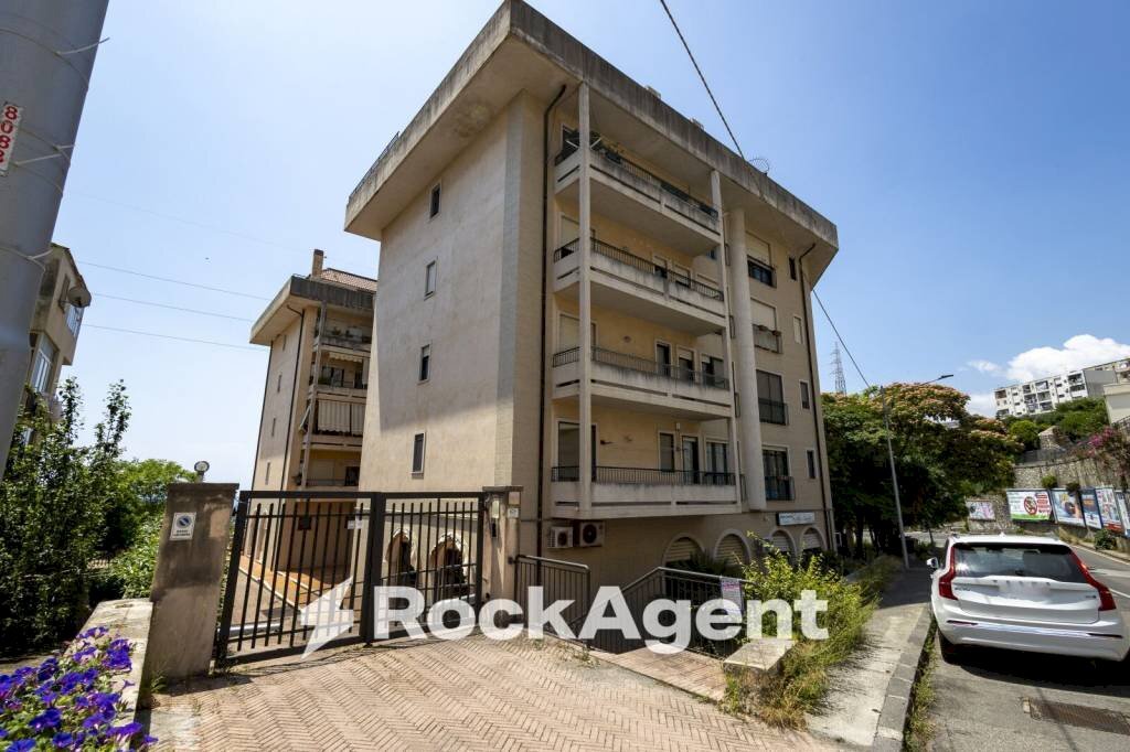 Facciata - Negozio viale dei Bizantini, 75, Catanzaro - foto 3