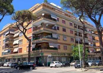 Facciata - Appartamento via Diego Simonetti, Roma (zona Lido di Ostia) - foto 2