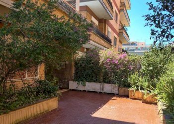 Cortile interno - Appartamento via Diego Simonetti, Roma (zona Lido di Ostia) - foto 18